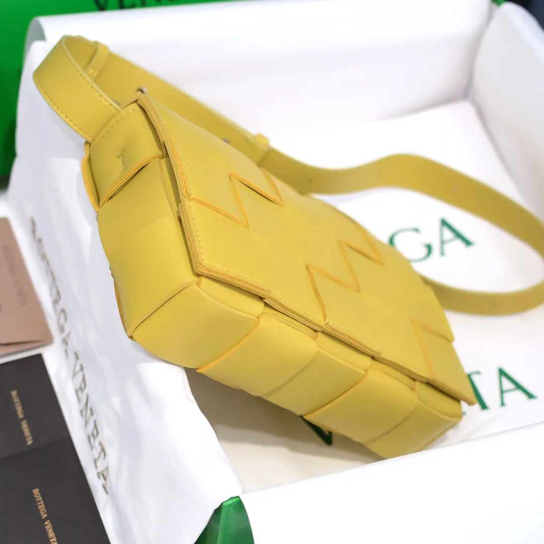 Batch 1420 Real shots 👇BV Cassette’s trendy design is earth-shakingly beautiful. The handsome style with flamboyant personality has completely changed the dull style of the past. Beauty is a topic that women can never refuse. Walking on the streets of Milan, you can see her figure everywhere. It is called tofu bag, original sheepskin: the key point is that both men and women can control it, and it has become a big celebrity in the fashion circle. The size is 23*15*5 [6687#] corn yellow.